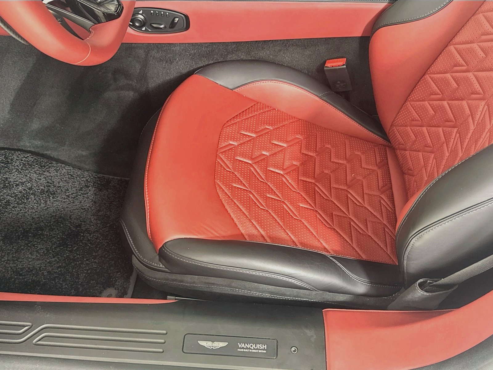 Used 2025 Aston Martin Vanquish RWD image 19