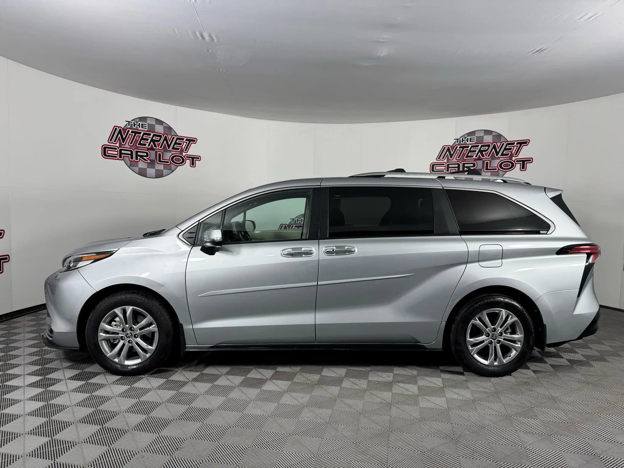 Used 2024 Toyota Sienna Platinum image 4