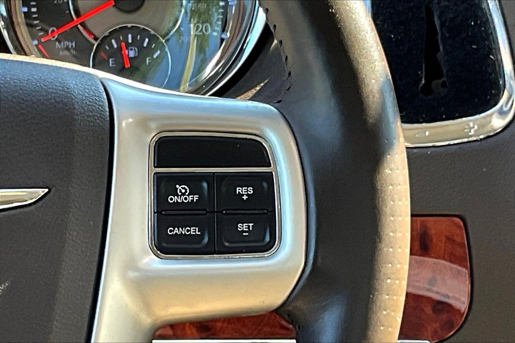 Used 2015 Chrysler Town & Country Touring FWD image 12