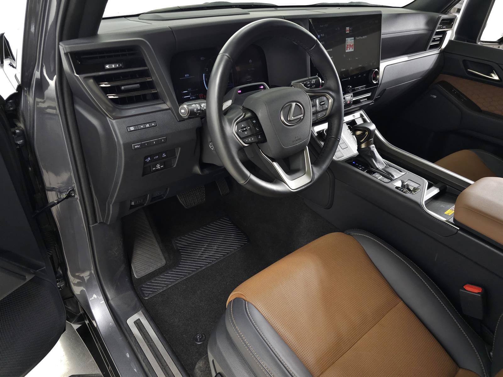 Certified 2025 Lexus GX 550 w/ Cold Area Package AWD/4WD image 19