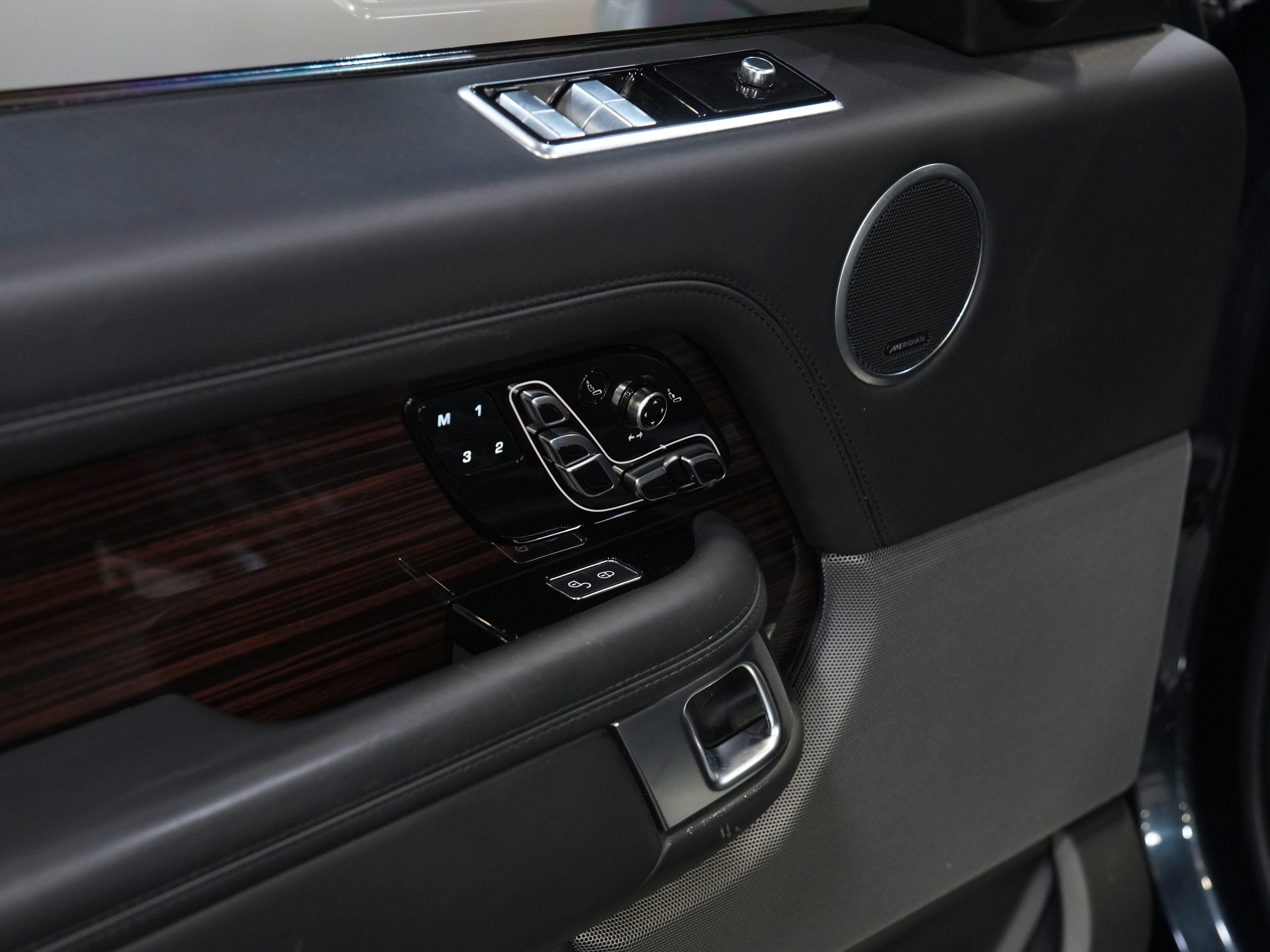 Used 2018 Land Rover Range Rover Long Wheelbase Autobiography image 20