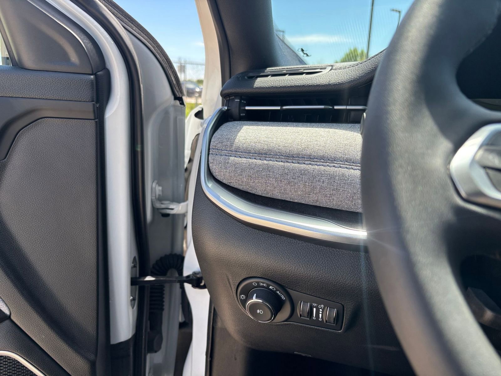 Used 2025 Jeep Compass Latitude image 33