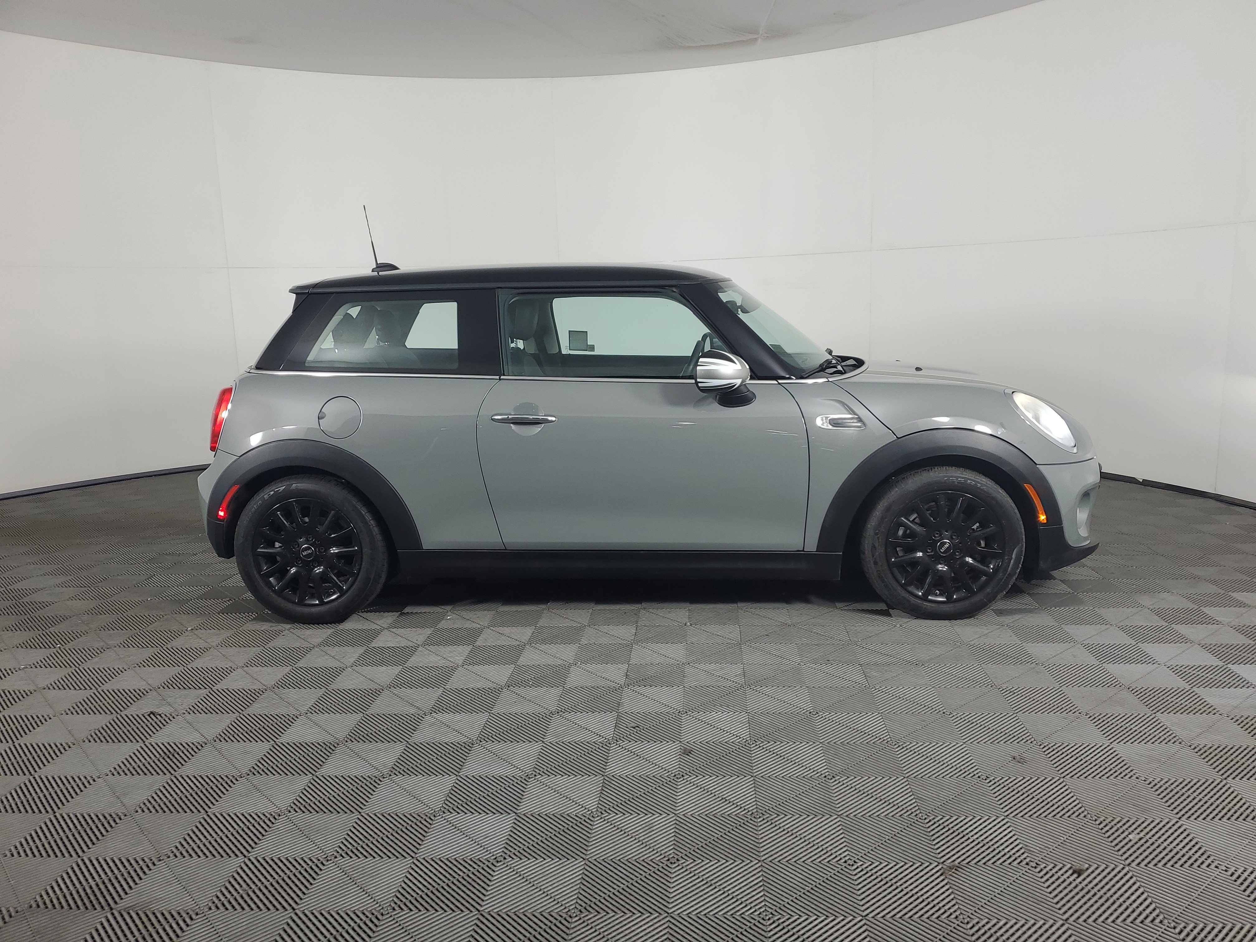 Used 2015 MINI Cooper 2-Door Hardtop image 3