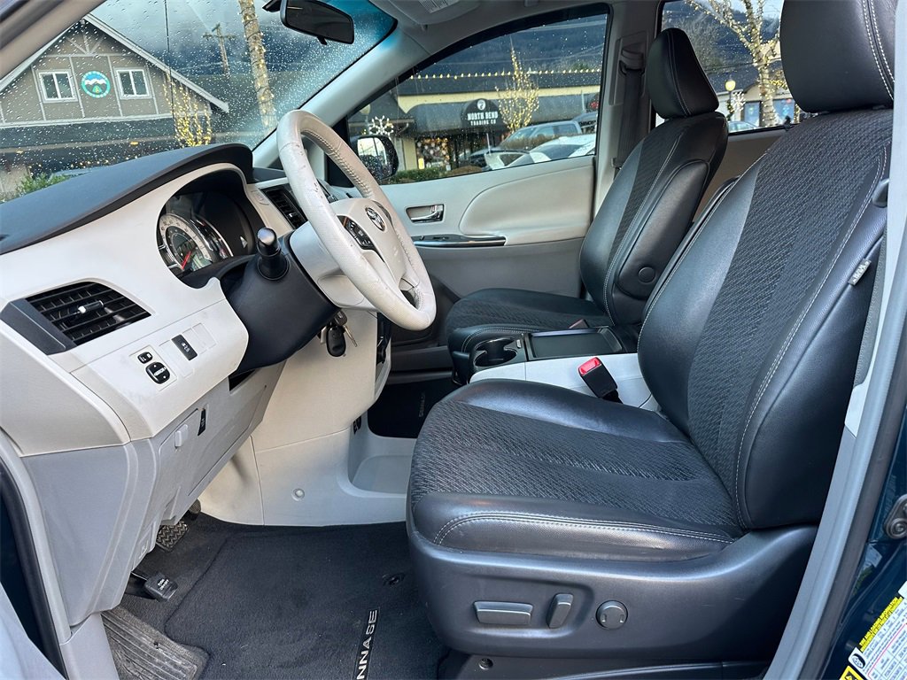 Used 2011 Toyota Sienna SE image 16