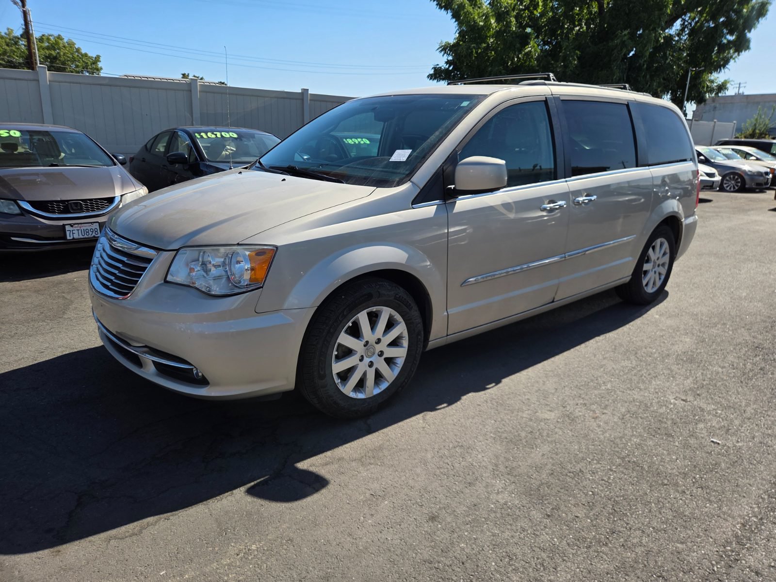 Used 2014 Chrysler Town & Country Touring w/ Driver Convenience Group FWD image 1