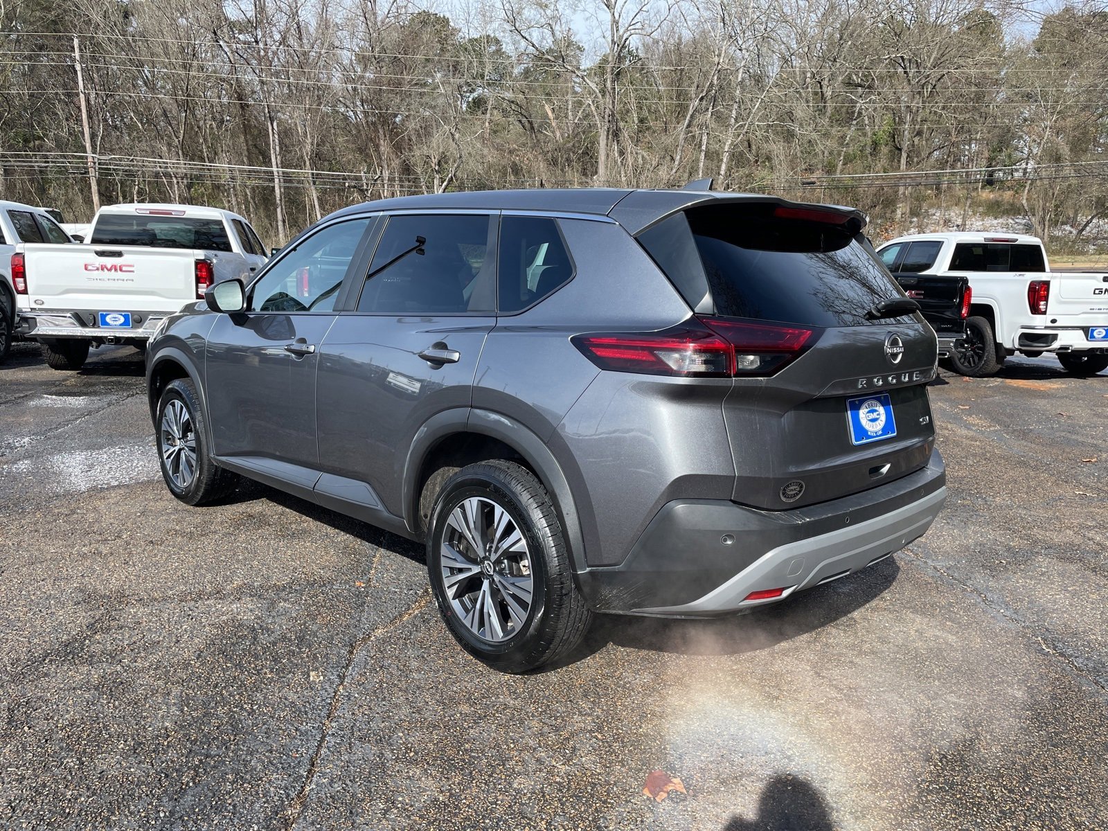 Used 2023 Nissan Rogue SV image 3