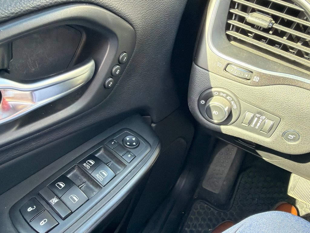 Used 2019 Jeep Cherokee Trailhawk AWD/4WD image 13
