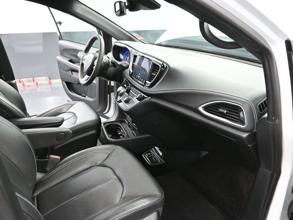 Used 2022 Chrysler Pacifica Touring-L w/ Uconnect Theater Family Group image 54