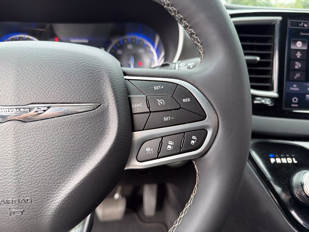 Used 2025 Chrysler Pacifica Select FWD image 16
