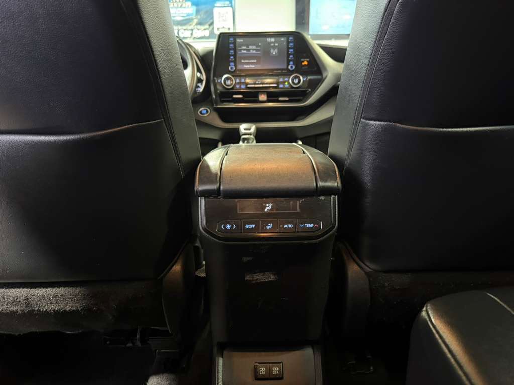 Used 2021 Toyota Highlander XLE AWD/4WD image 24