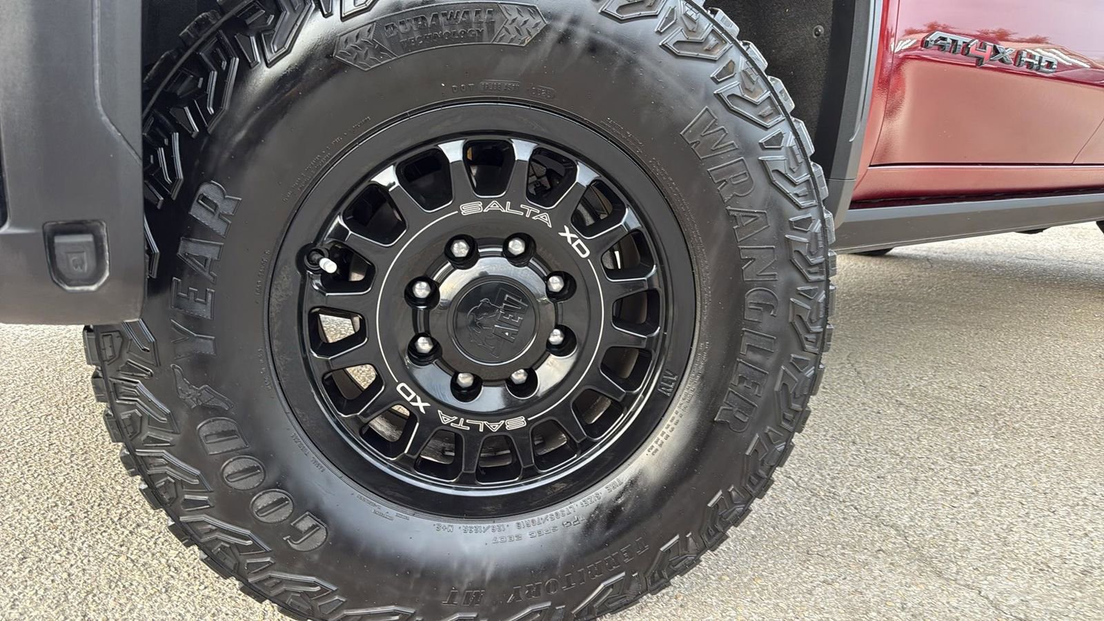 Used 2025 GMC Sierra 2500 AT4X image 9