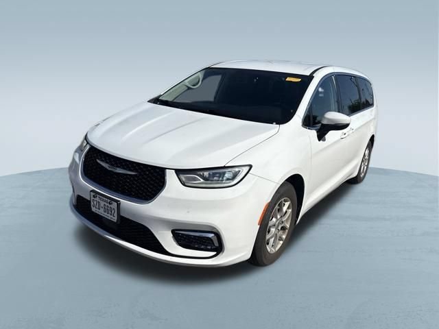 Used 2023 Chrysler Pacifica Touring-L FWD image 3
