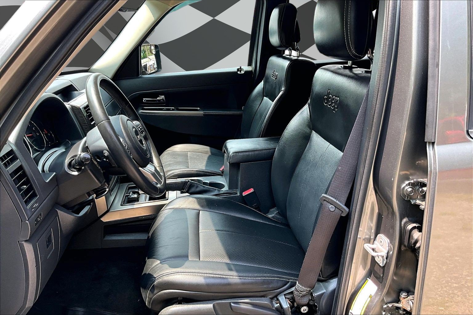 Used 2012 Jeep Liberty Limited Jet w/ Comfort/Convenience Group AWD/4WD image 25