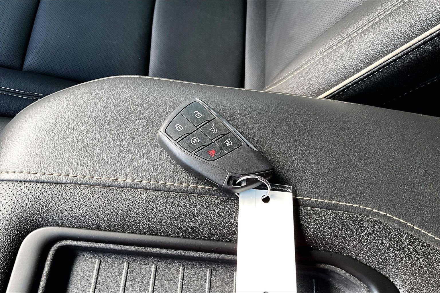 Used 2023 GMC Yukon SLT w/ SLT Luxury Package image 9