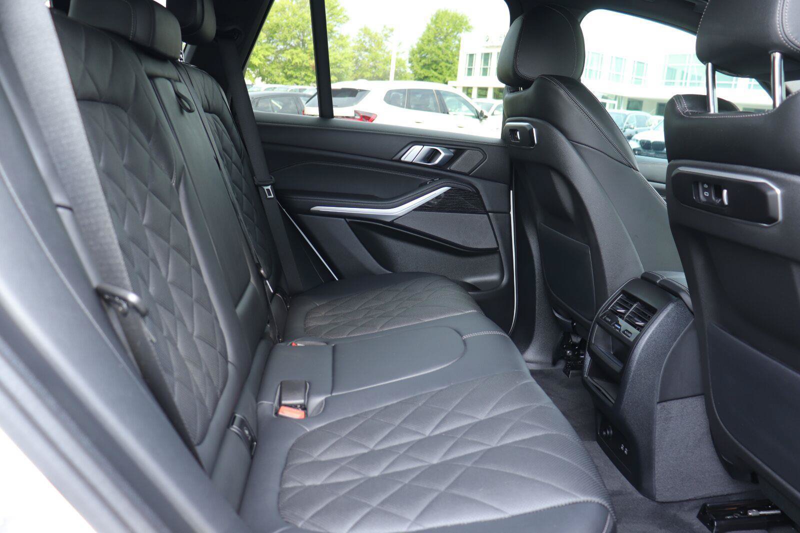Used 2024 BMW X5 xDrive40i w/ M Sport Package AWD/4WD image 23