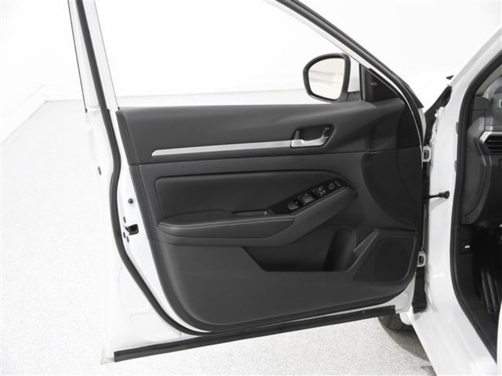 Used 2023 Nissan Altima 2.5 SV image 4