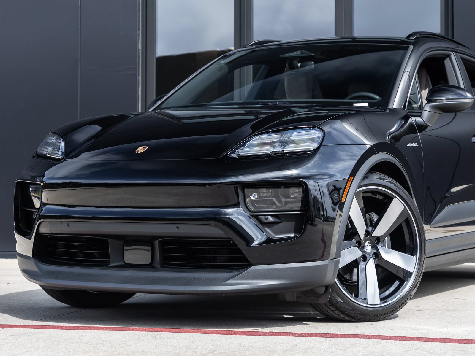Certified 2025 Porsche Macan Electric RWD image 7