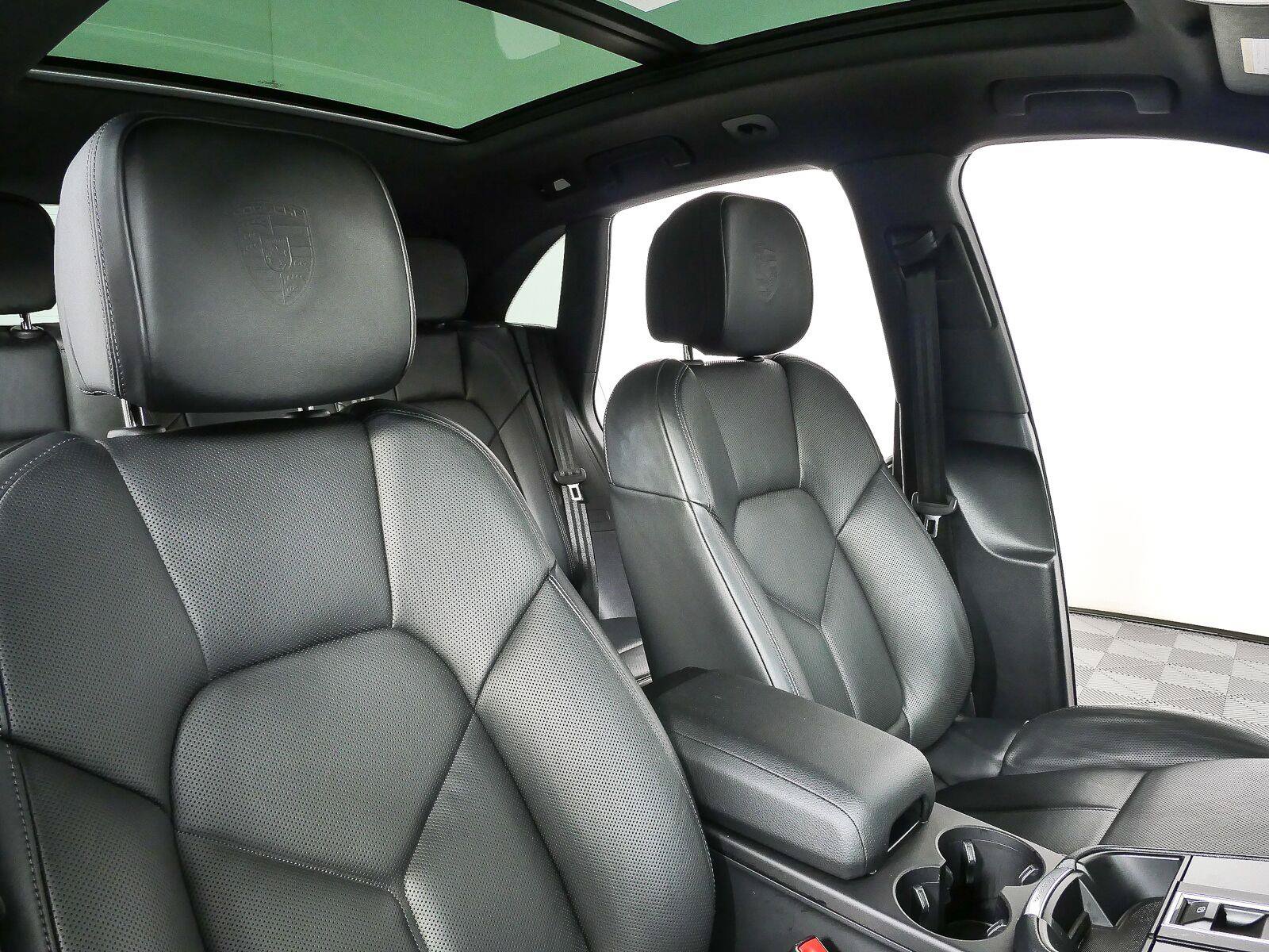 Certified 2025 Porsche Macan Turbo AWD/4WD image 25