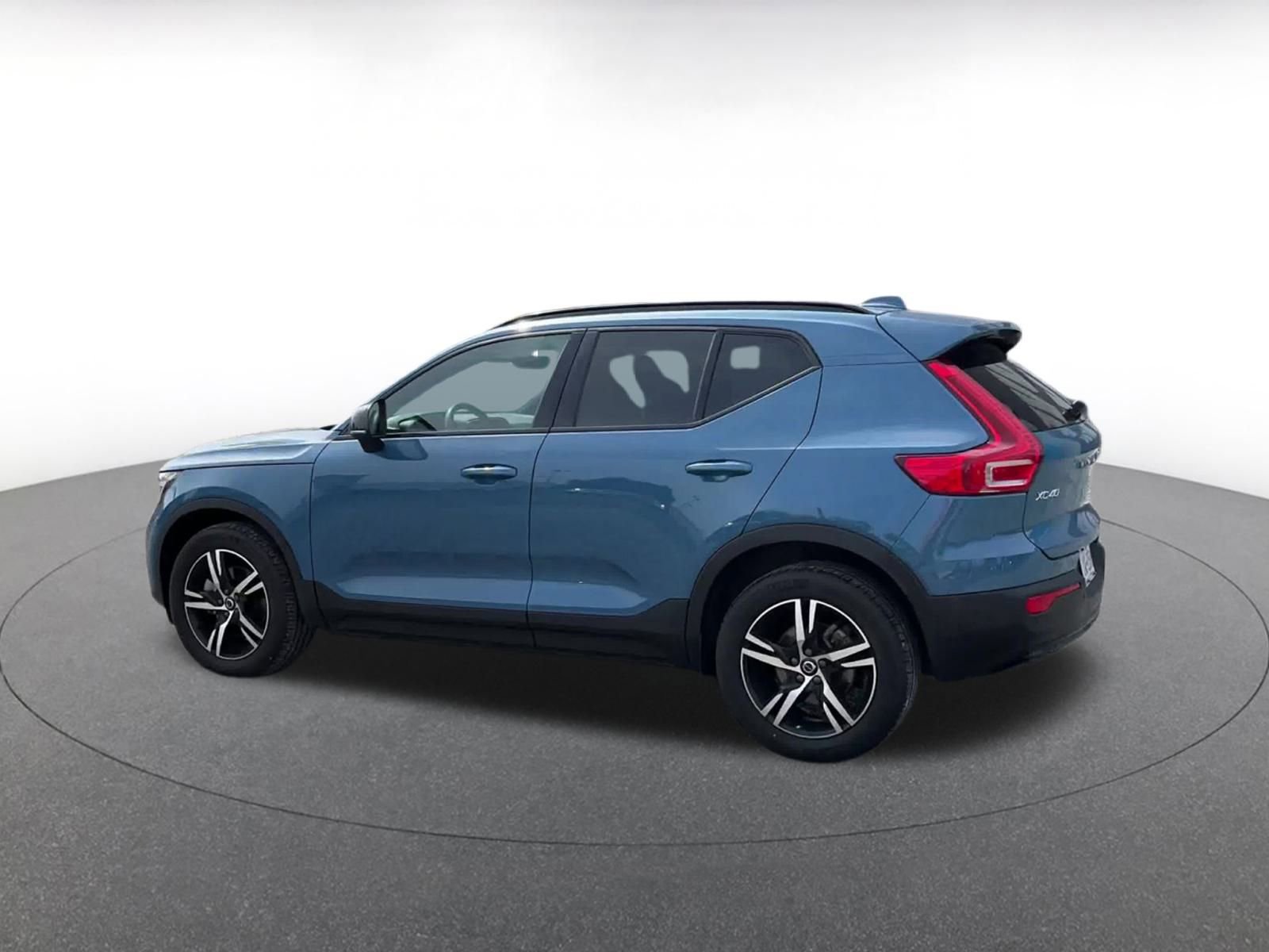 Used 2024 Volvo XC40 B5 Core image 10
