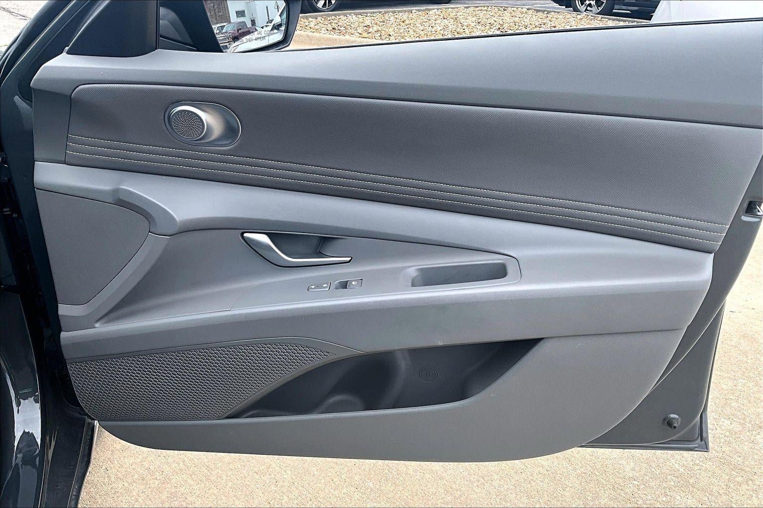 Used 2025 Hyundai Elantra SEL FWD image 28
