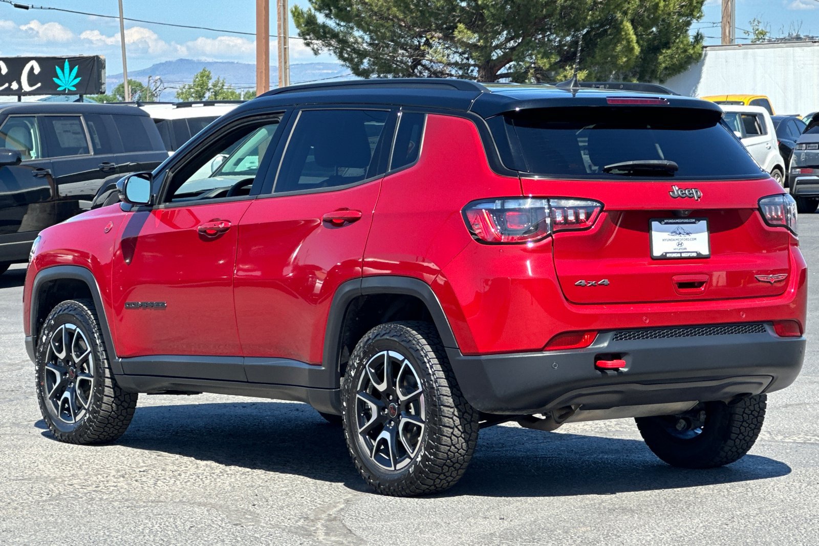 Used 2025 Jeep Compass Trailhawk AWD/4WD image 6
