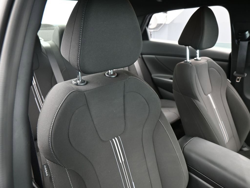 Used 2025 Hyundai Elantra Sport image 35