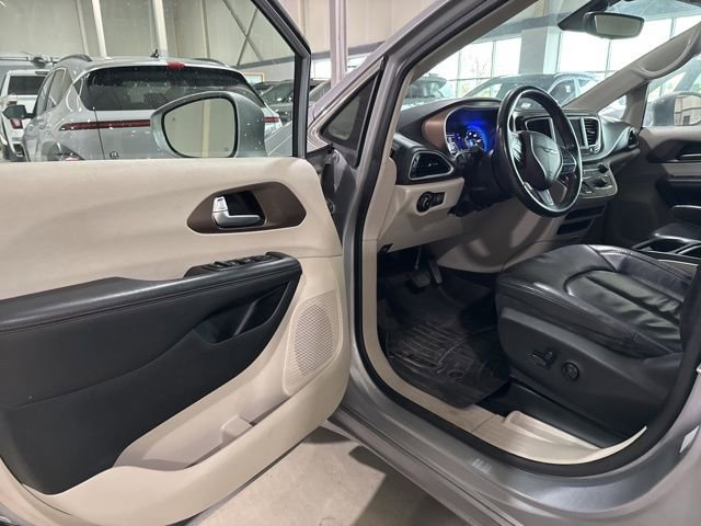 Used 2018 Chrysler Pacifica Touring-L image 12