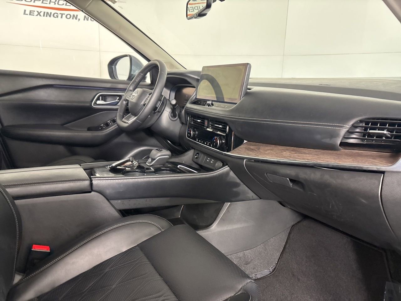 Used 2025 Nissan Rogue Platinum image 33