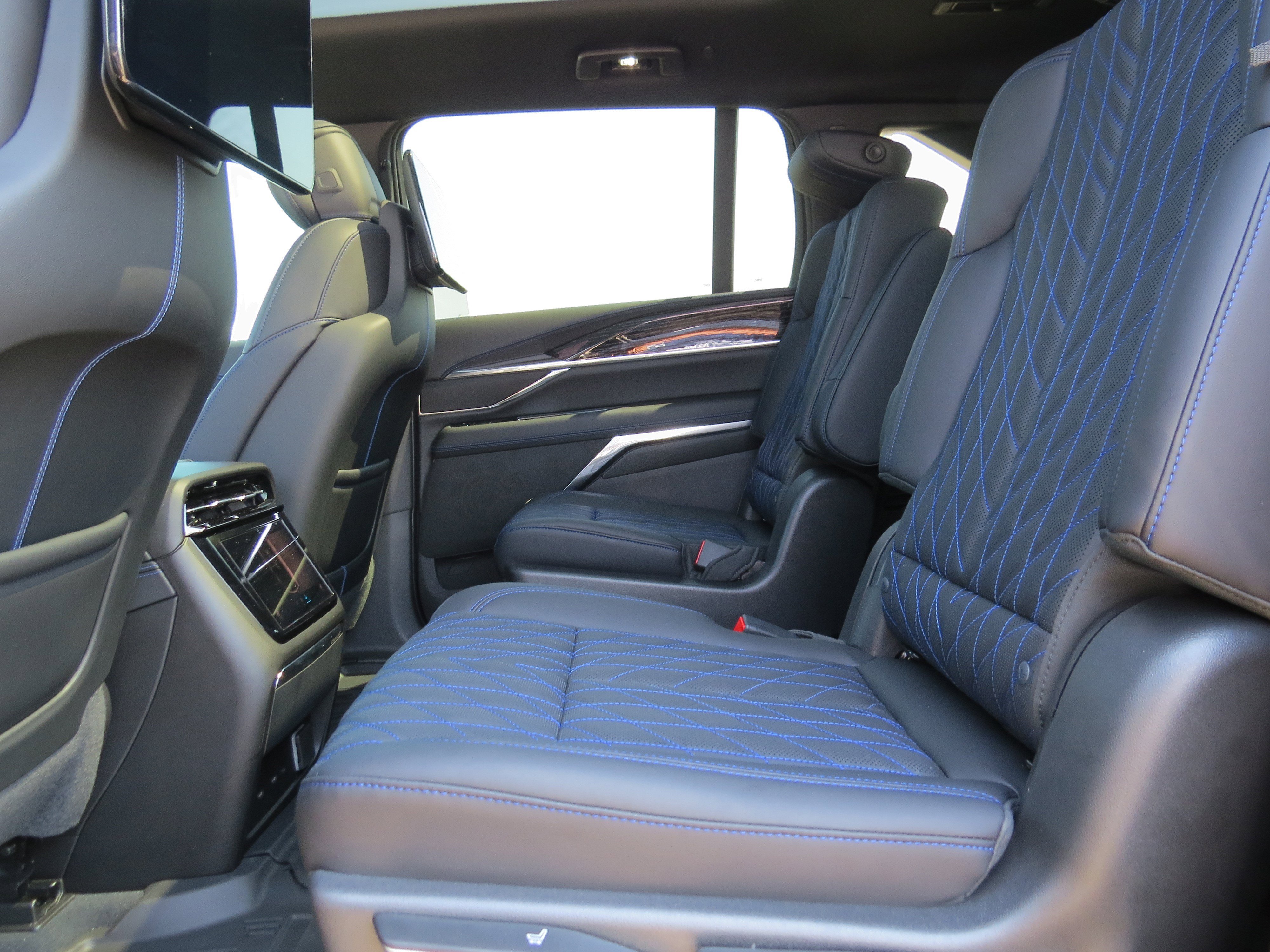 New 2025 Cadillac Escalade IQ Sport 1 w/ LPO, ONYX Package image 15