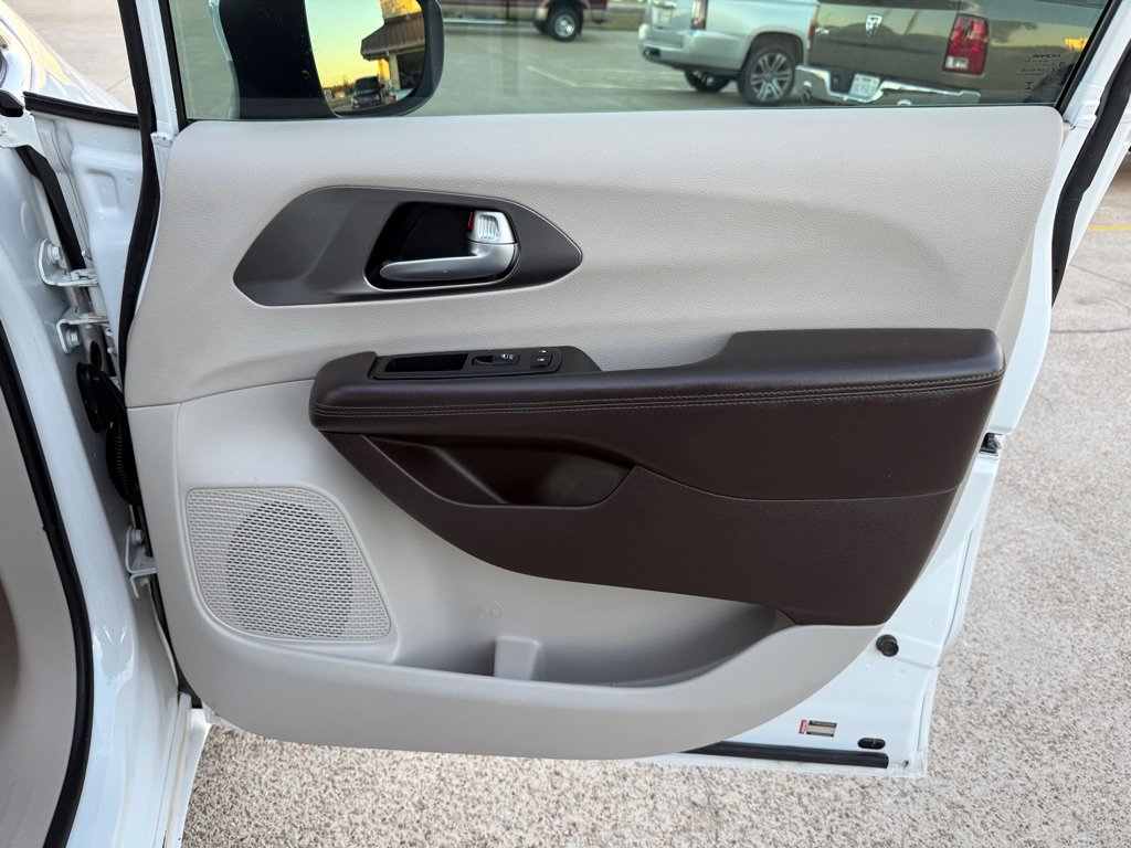 Used 2017 Chrysler Pacifica LX image 25