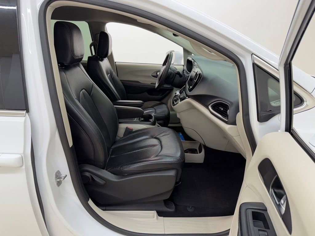 Used 2022 Chrysler Pacifica Touring-L FWD image 12
