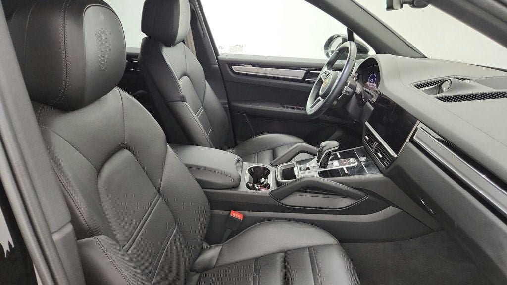 Used 2022 Porsche Cayenne Platinum Edition w/ Premium Package Plus AWD/4WD image 25