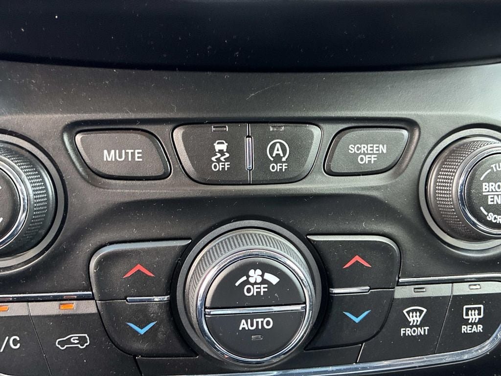 Used 2019 Jeep Cherokee Latitude Plus w/ Comfort/Convenience Group AWD/4WD image 31