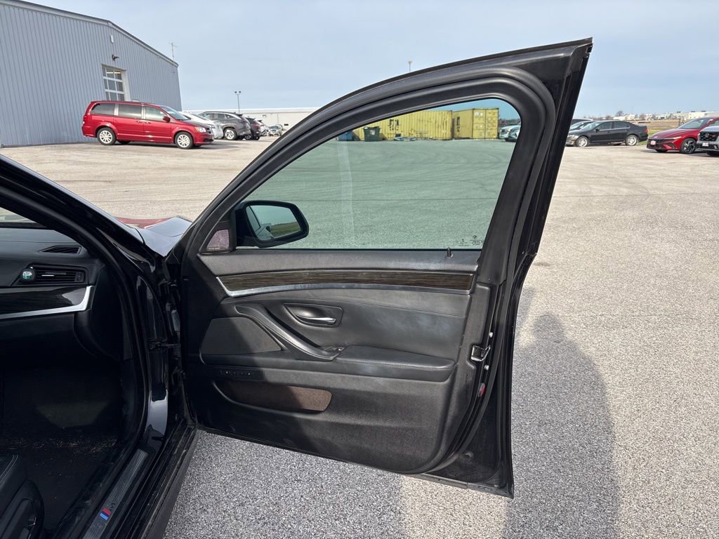 Used 2016 BMW 550i Sedan image 14