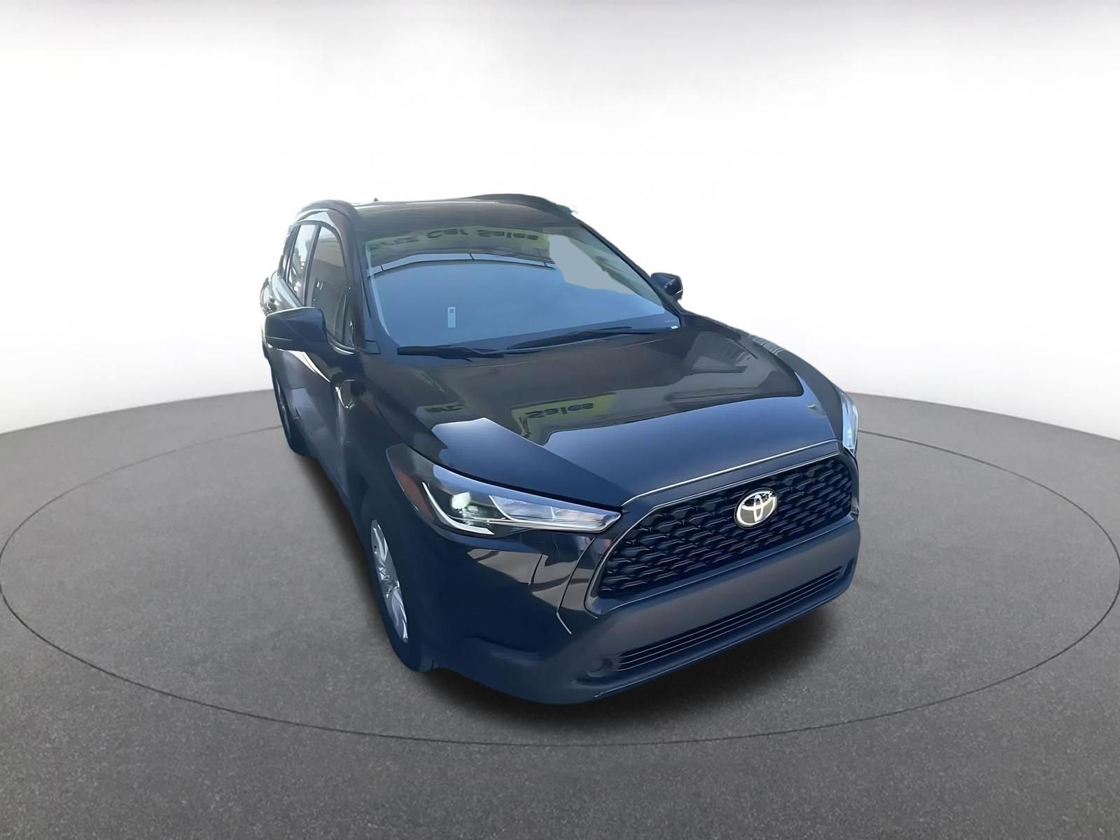 Used 2025 Toyota Corolla Cross LE image 3