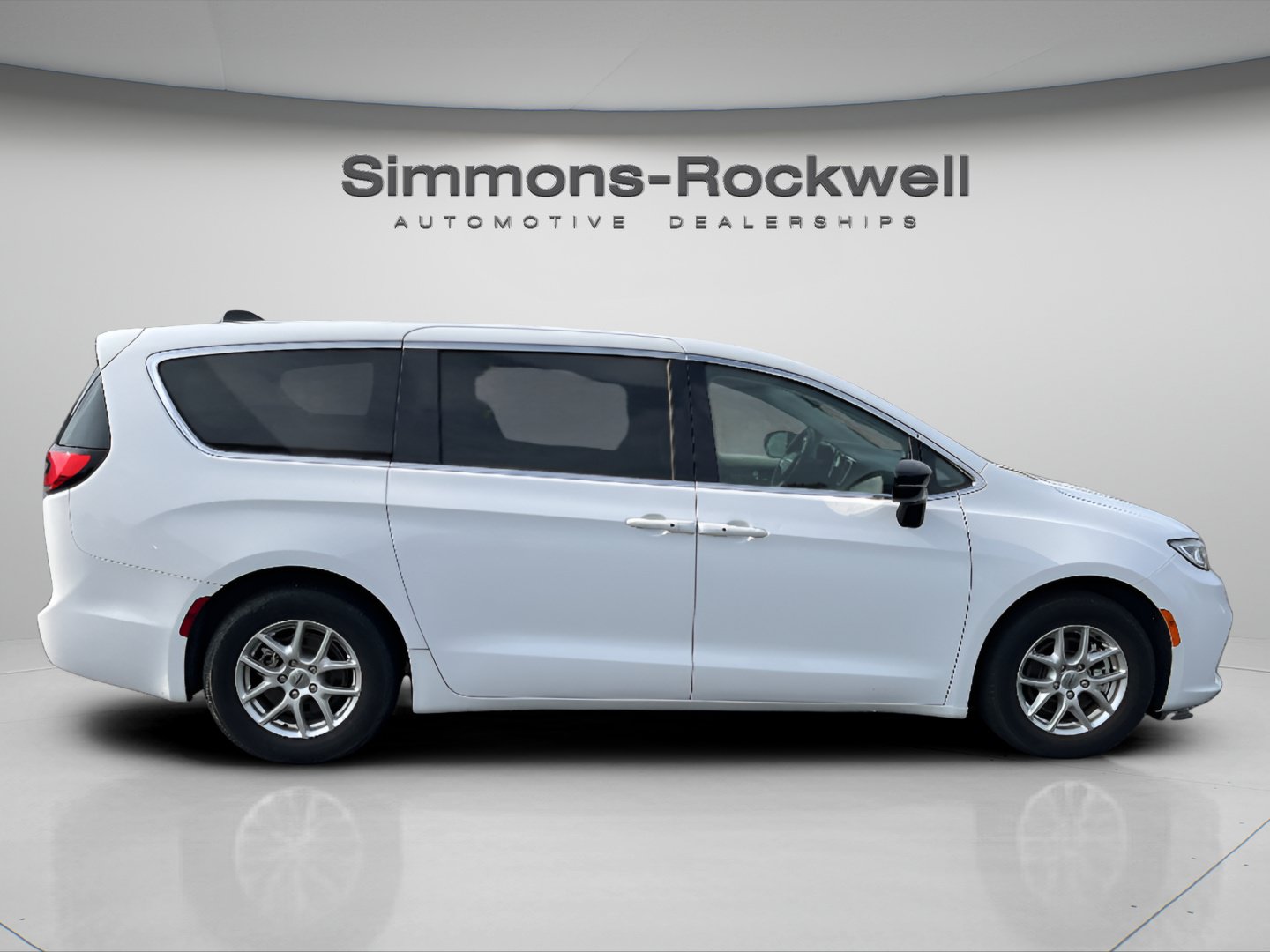 Used 2024 Chrysler Pacifica Touring-L FWD image 6
