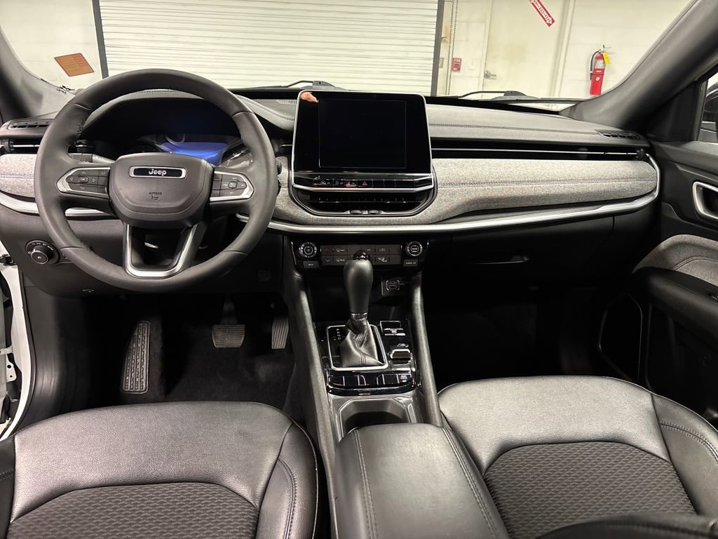 Used 2025 Jeep Compass Latitude image 27