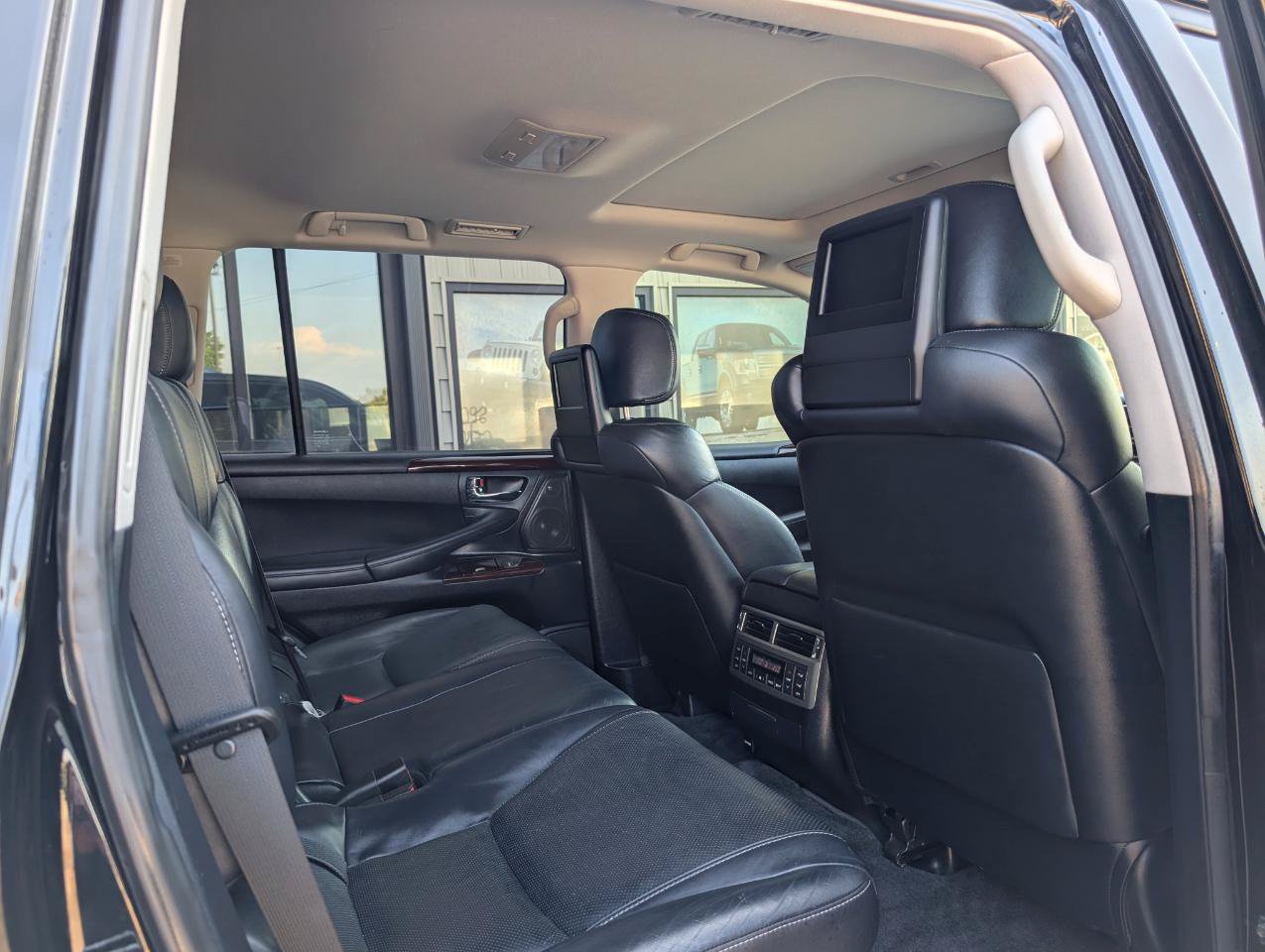 Used 2013 Lexus LX 570 4WD w/ Luxury Pkg w/Pre-crash image 22