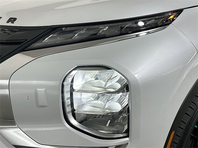Used 2023 Mitsubishi Outlander SE image 30