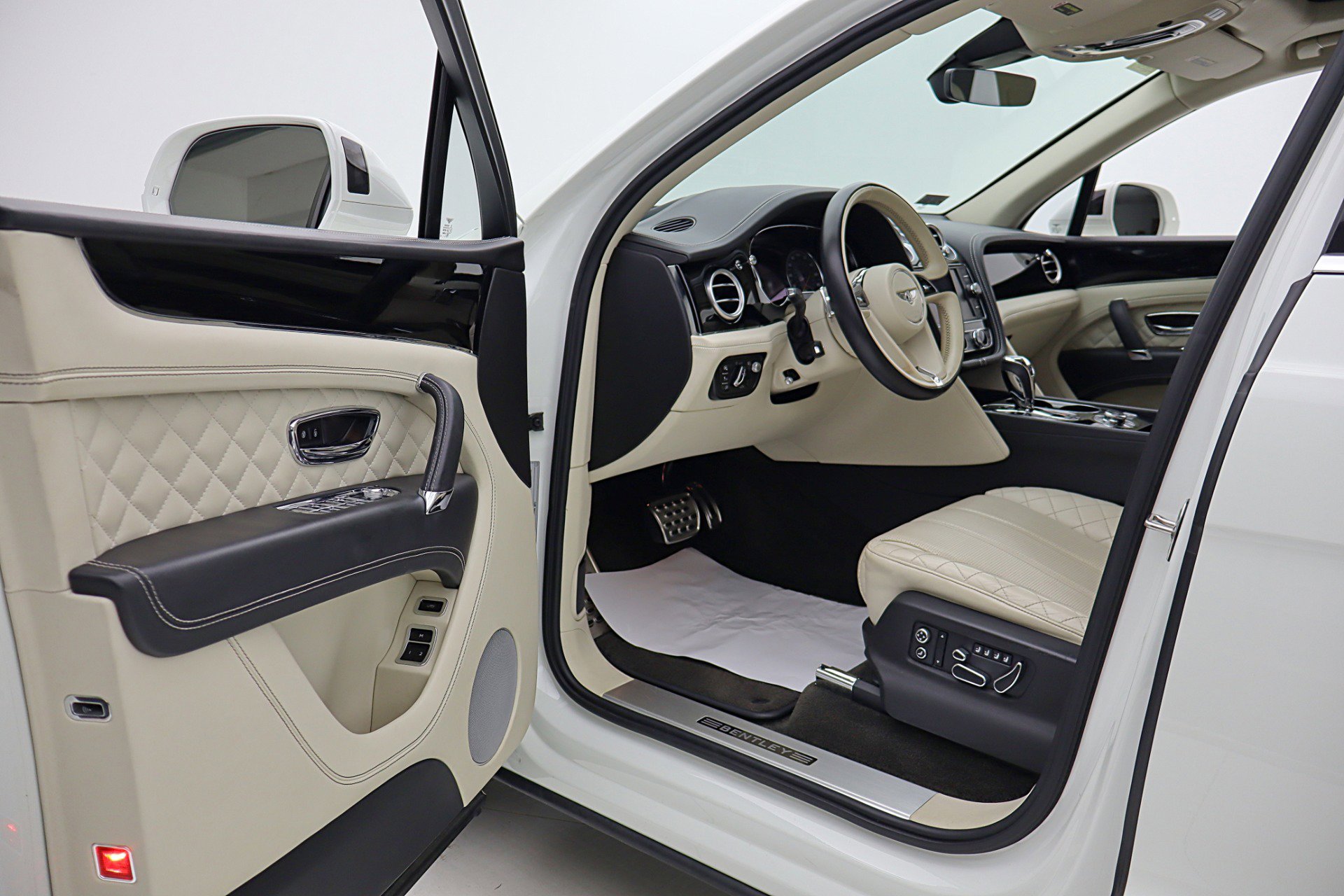 Certified 2017 Bentley Bentayga AWD/4WD image 39