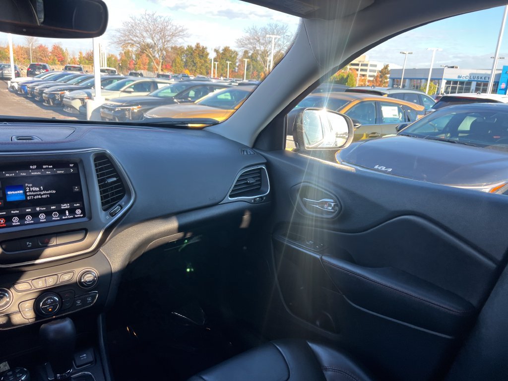 Used 2020 Jeep Cherokee Trailhawk w/ Comfort/Convenience Group AWD/4WD image 11