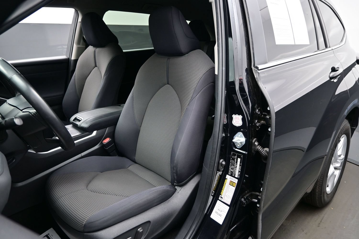 Used 2024 Toyota Highlander LE FWD image 12