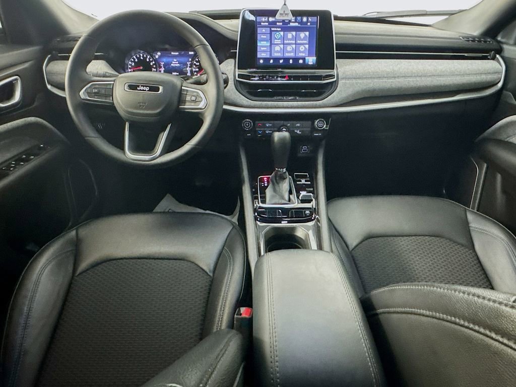 Used 2025 Jeep Compass Latitude image 24