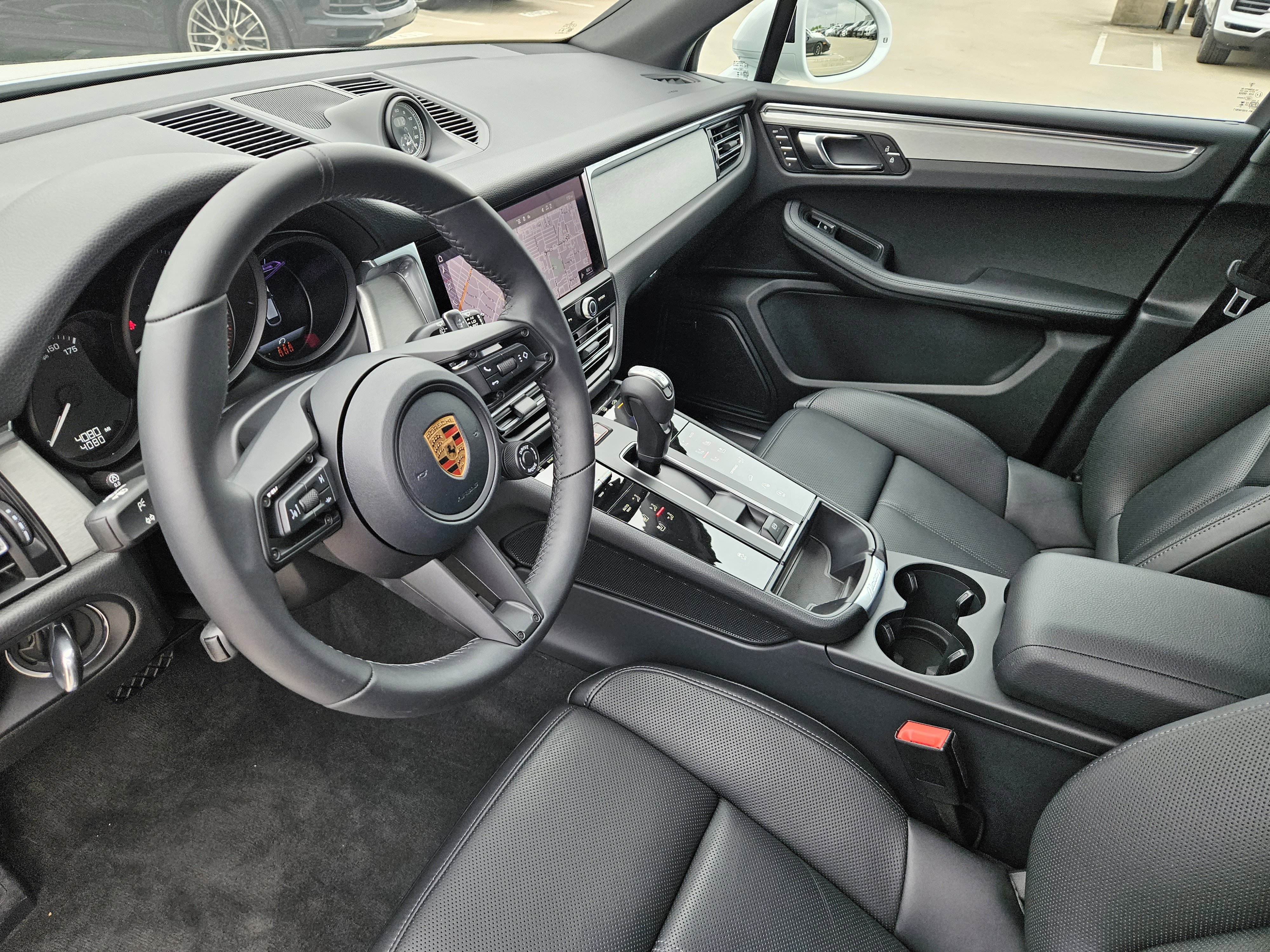 Certified 2026 Porsche Macan AWD/4WD image 4