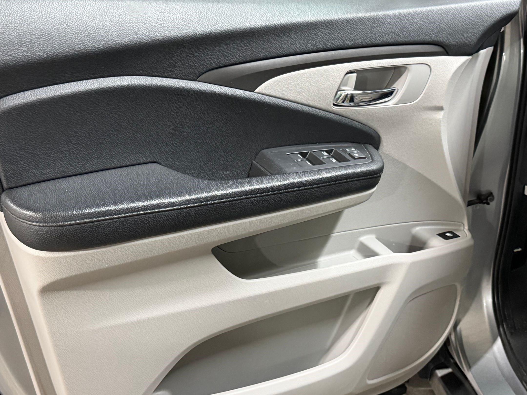 Used 2020 Honda Pilot LX image 11