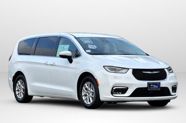 Used 2023 Chrysler Pacifica Touring-L image 3
