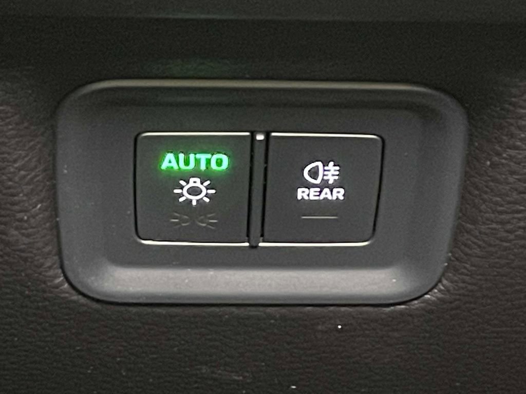 Used 2025 Porsche Cayenne S image 40