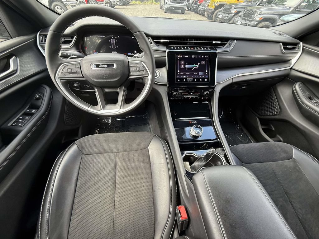 Used 2023 Jeep Grand Cherokee Altitude AWD/4WD image 15