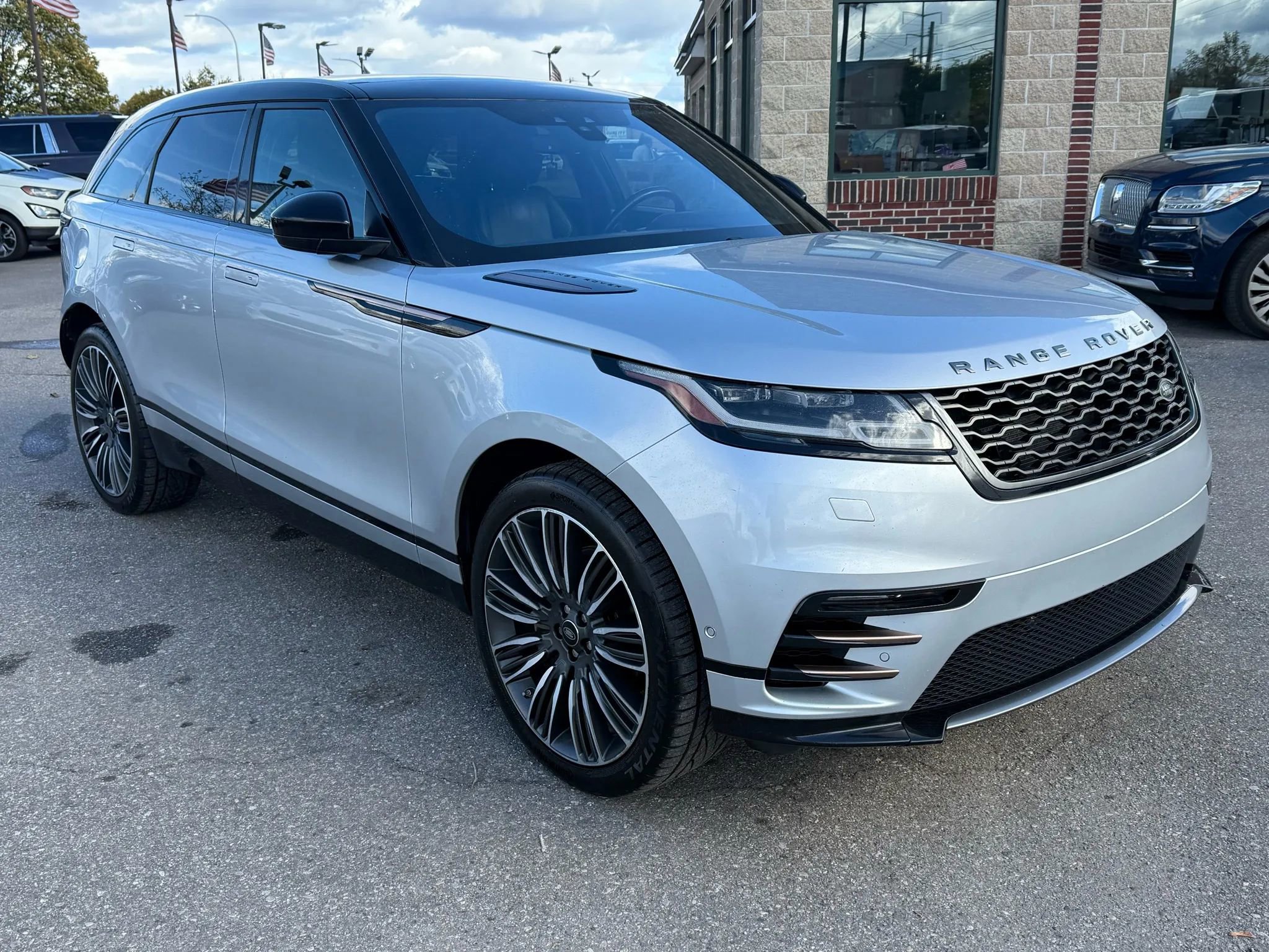 Used 2018 Land Rover Range Rover Velar R-Dynamic SE image 3