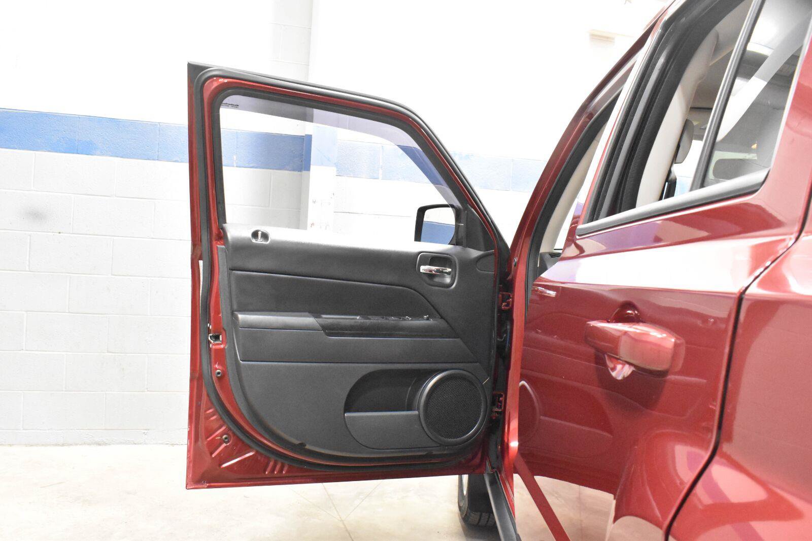 Used 2016 Jeep Patriot Latitude AWD/4WD image 9